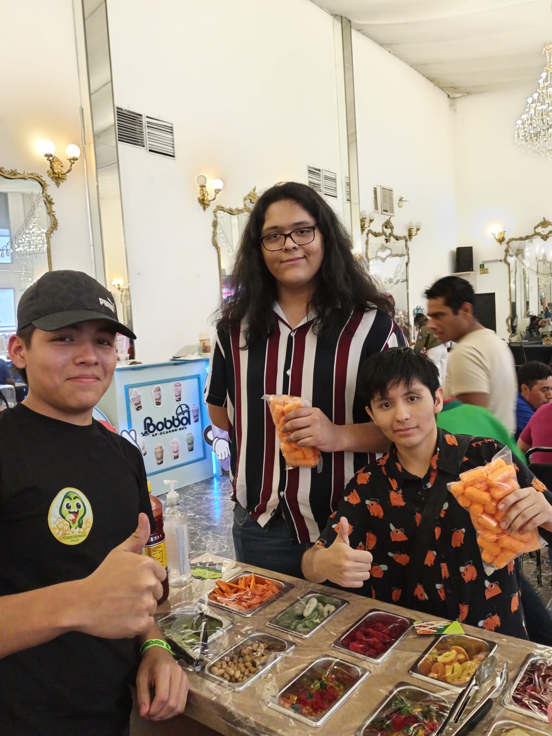 Grupo feliz de empleados y clientes