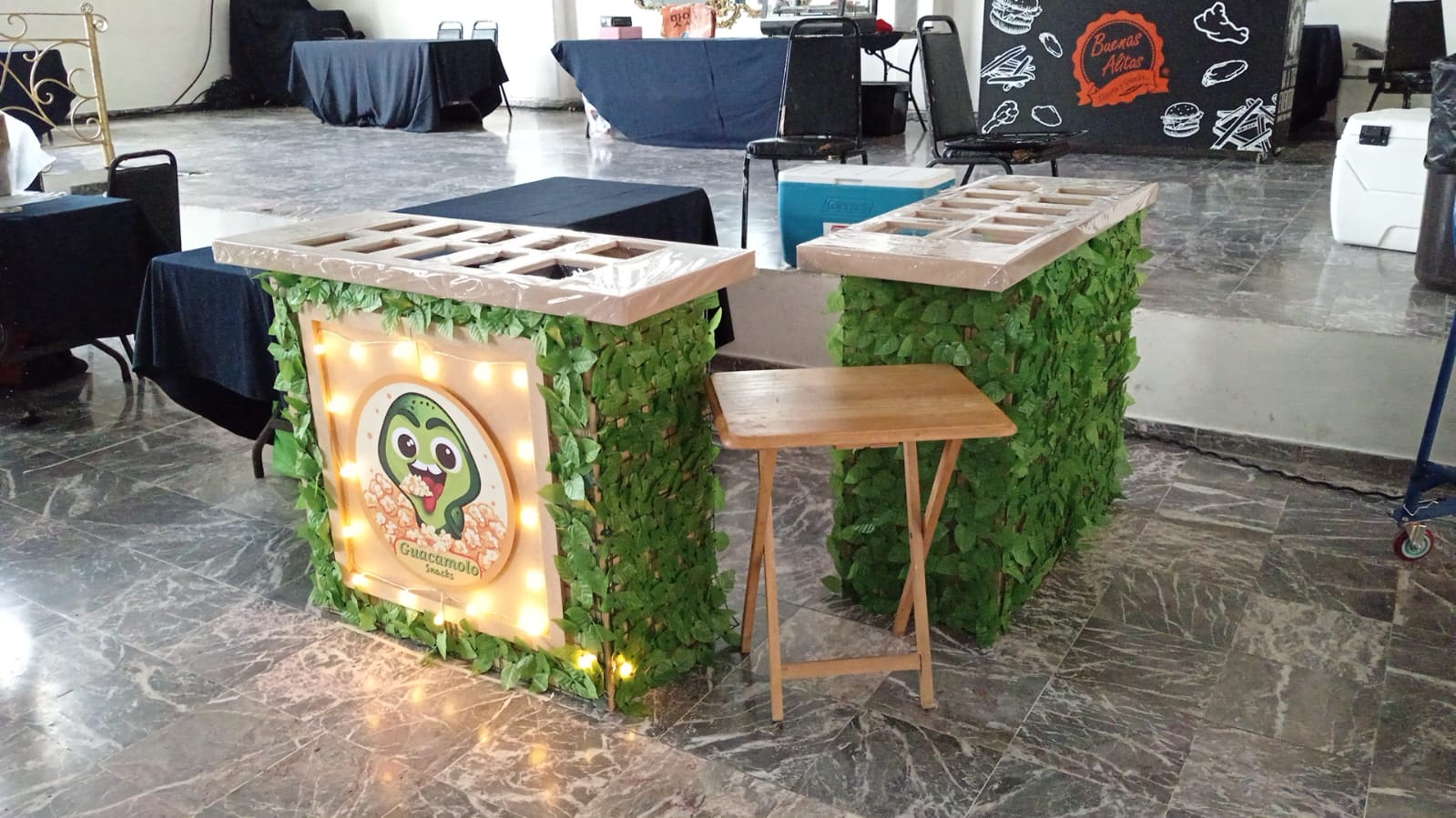 Stands profesionales con decoración verde y luces LED